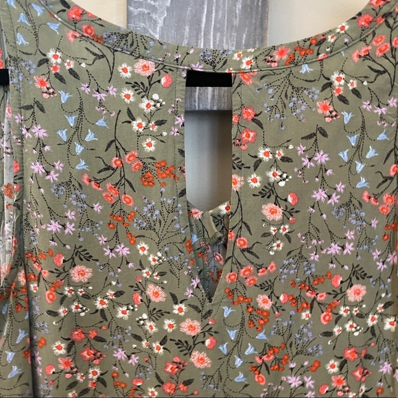 OLD NAVY Sleeveless Olive Floral Tank - Picture 4 of 8